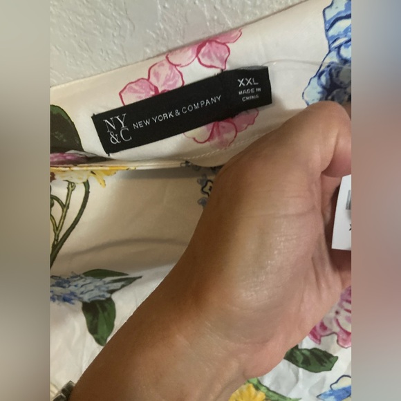 🟡🔵 Plus One Shoulder Puff Sleeve Hydrangea Top🔵🟡NWT XXL NEW YORK & COMPANY - Picture 10 of 10